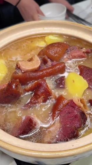 湖北南漳农家腊猪蹄炖土豆锅