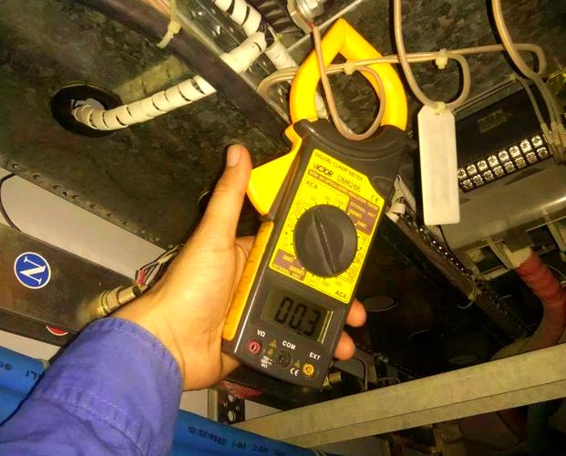 汽车维修用钳形电流表串接电瓶测量静态电流操作实拍