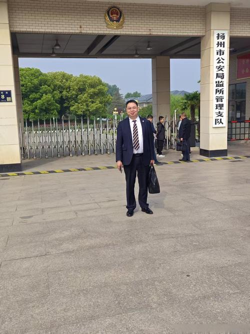 刑事辩护律师在看守所会见当事人