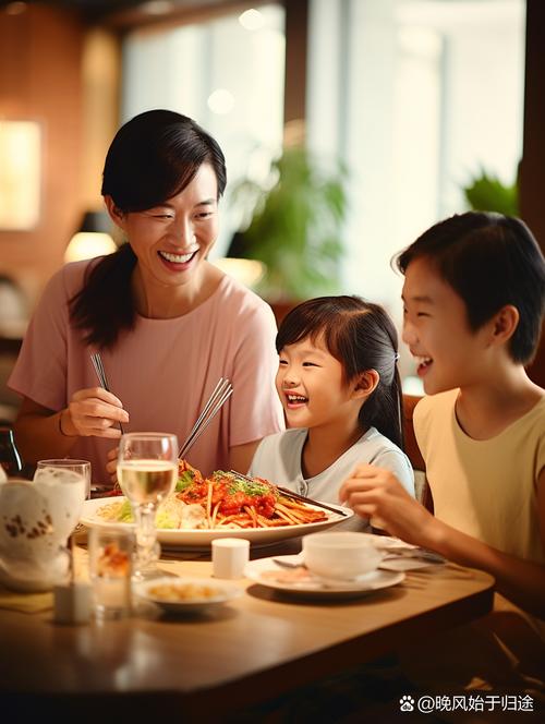 家庭餐桌母子冷战日常场景