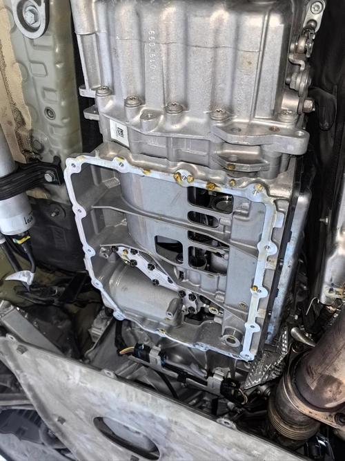 维修厂测量变速箱油底壳平面度操作实拍