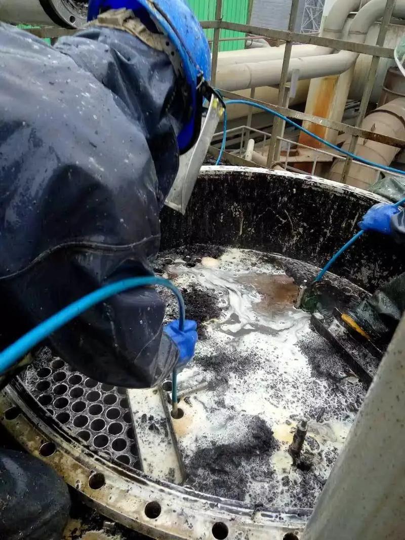 工业锅炉水垢清理作业现场