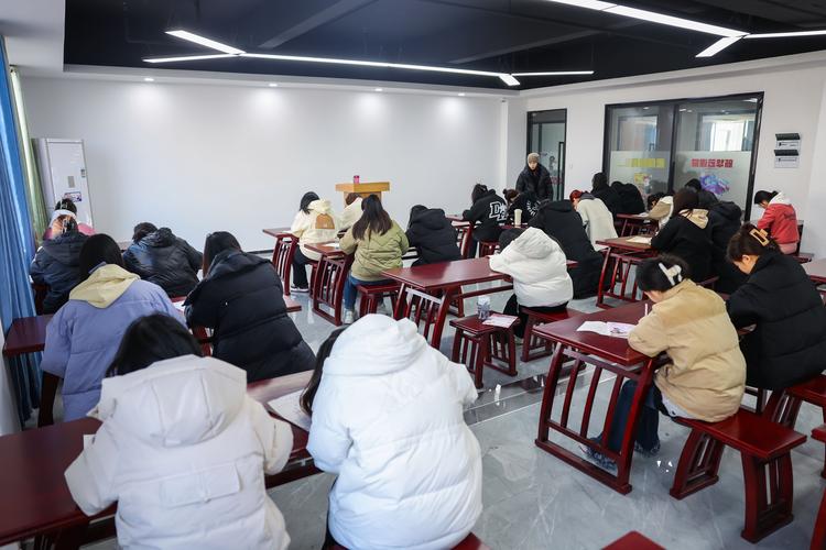 人们参加速读培训班的场景照片