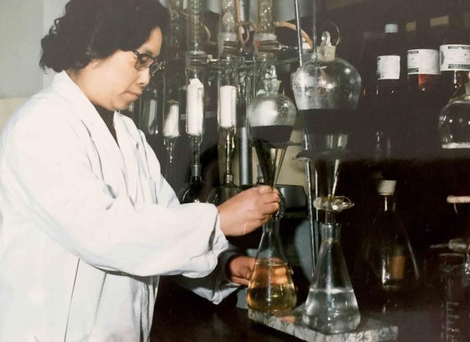 1970年代青蒿素提取实验室旧照片