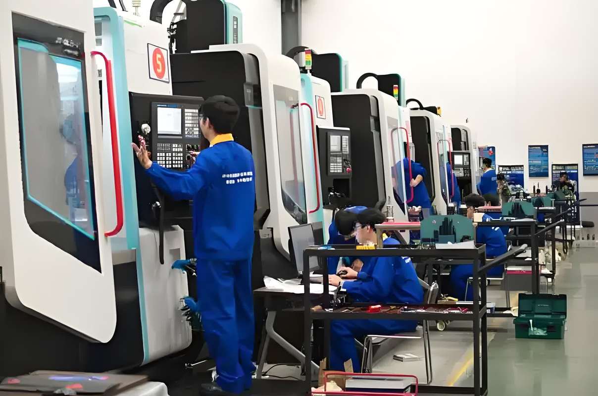 年轻技工操作智能数控设备工作场景