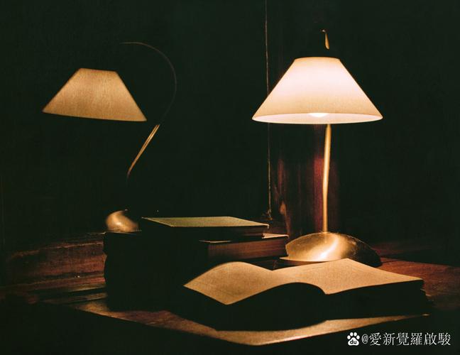 现代诗歌意象咖啡杯与吊灯超现实主义摄影
