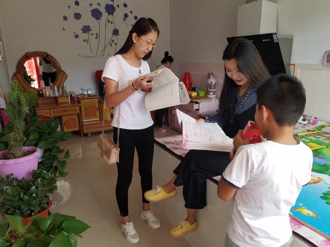 送教上门老师和孩子在家互动