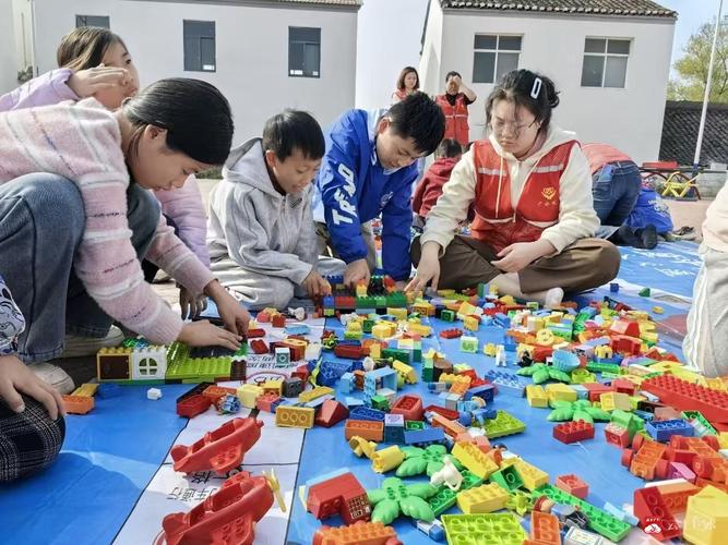 小区草坪儿童围坐拼乐高场景