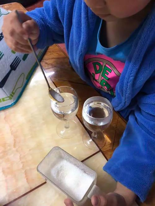 小朋友厨房搅冰糖糖水观察微观实验
