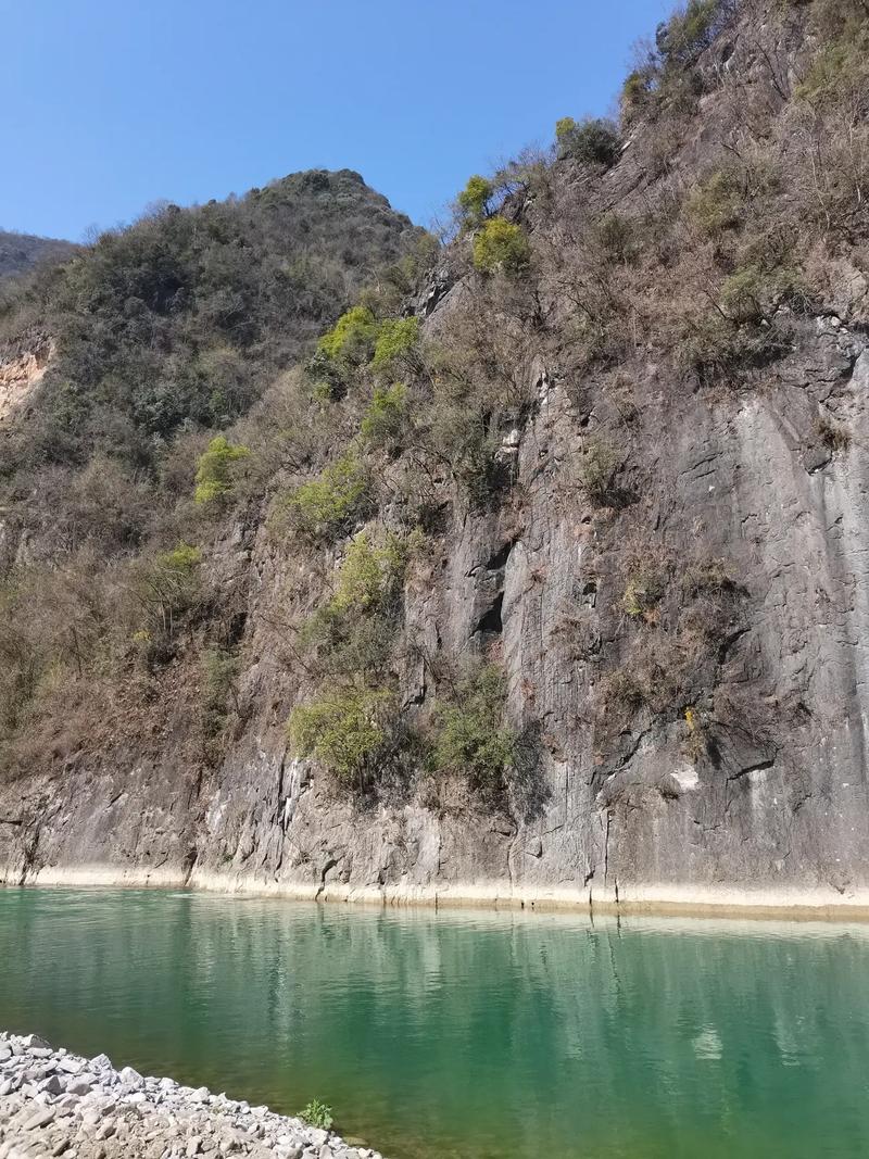 南漳鱼泉河大峡谷清澈山溪峡谷风光