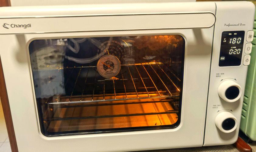 烤箱内部摆放温度计测量实际温度