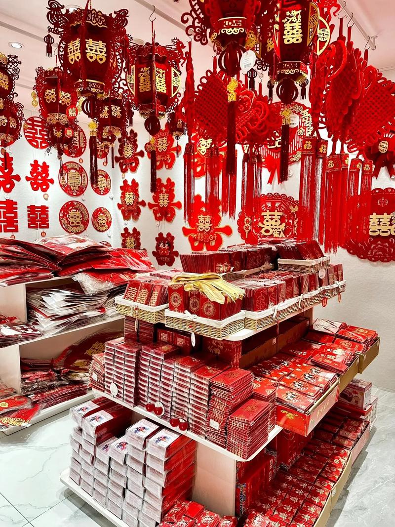 婚礼用品店陈列的各种传统喜剪样式