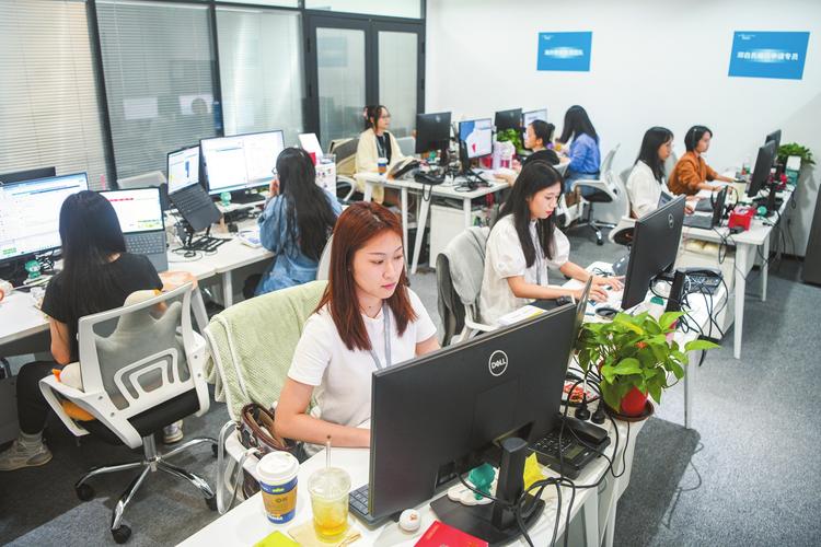 职场重复抄数工作办公场景实拍