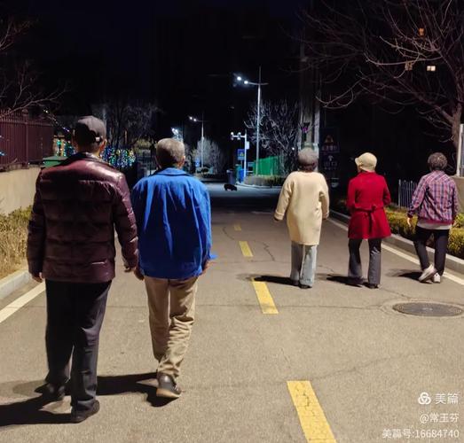 脂肪肝患者晚饭后小区散步实拍图
