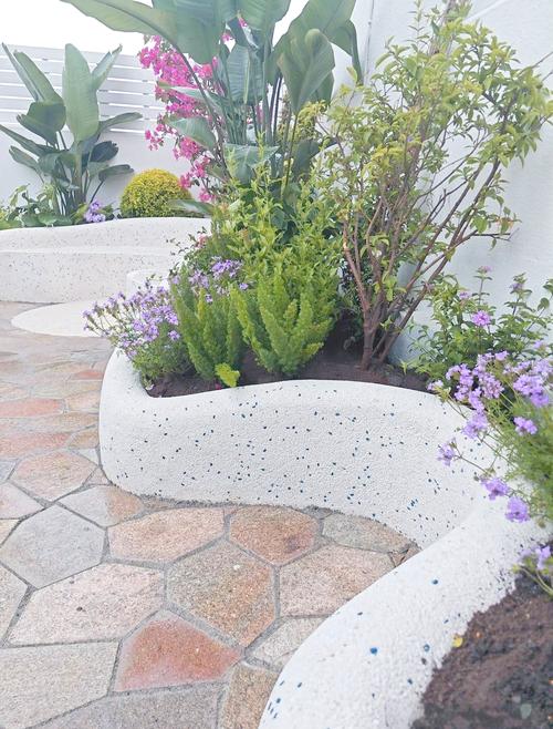 玄关鲜花搭配水磨石花池防潮处理实景