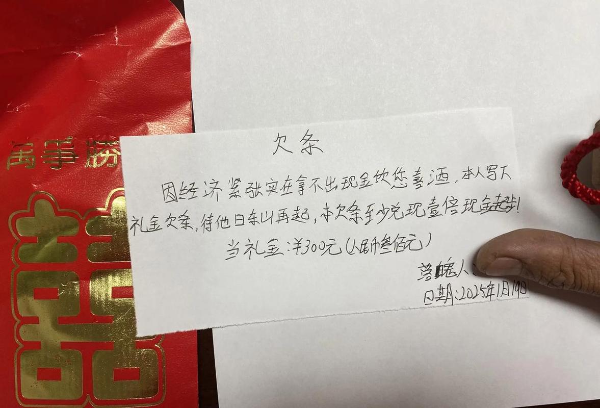 老巷杂货铺玻璃柜下压着的皱巴巴欠条