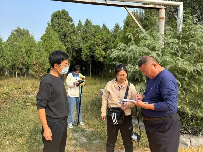 文保工作人员重新勘定保护标志位置现场照