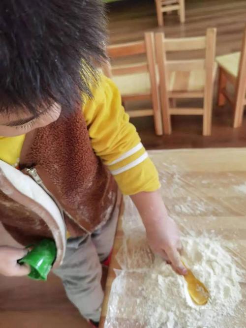 3岁幼儿厨房揉面粉精细动作练习场景