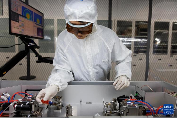 科研人员在NIF靶室调试巨型激光器光路的工作场景