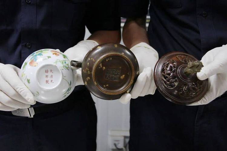 民间收藏文物违法交易查获现场照