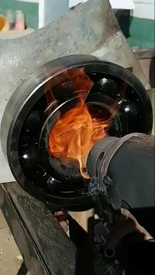 轴承加热安装现场，工人用油浴加热器