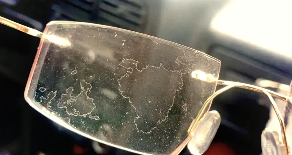 玻璃表面旧镀膜开裂混油膜显微镜实拍图
