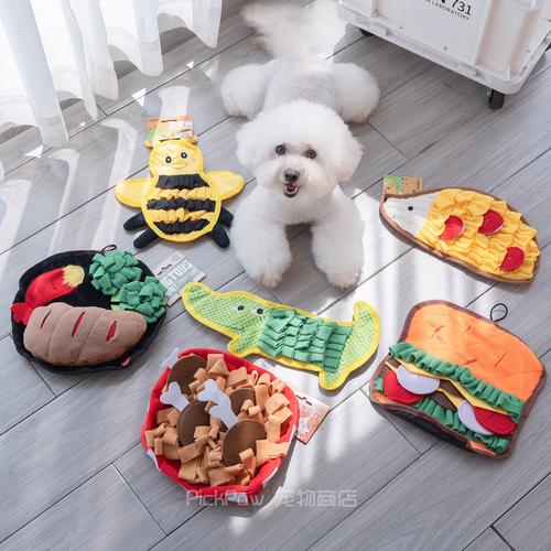 狗狗趴在嗅闻垫上扒找藏的零食实拍
