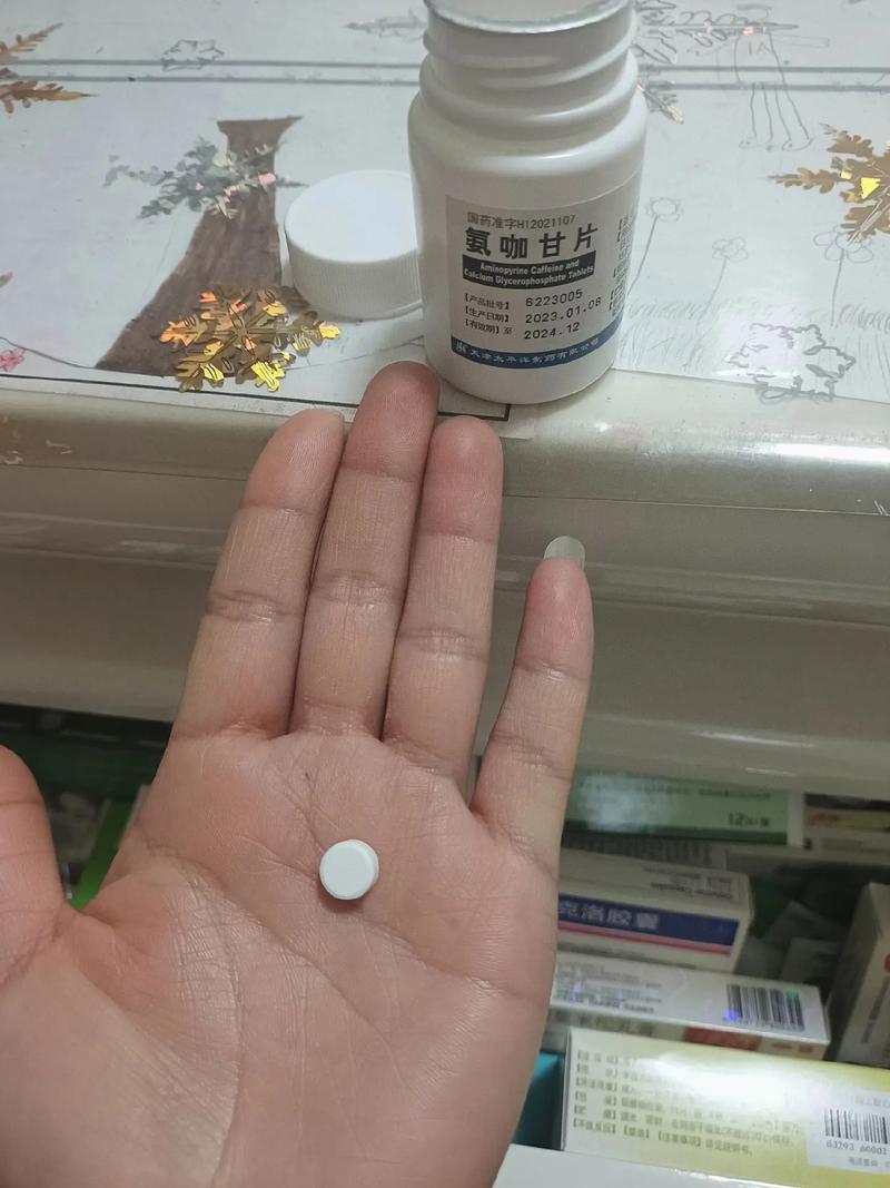 红酒杯旁散落的头痛药片，概念图