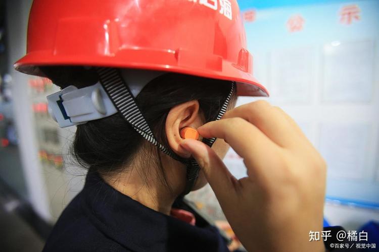 高压汽轮机检修工人佩戴耳塞耳罩双重防护