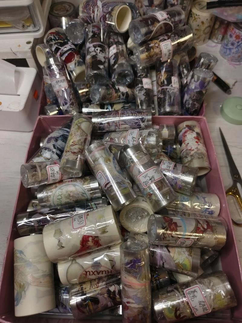新手囤货堆积的手账胶带收纳箱