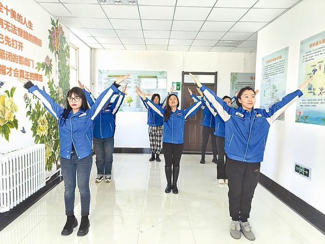 工厂工间操集体大笑练习实拍图