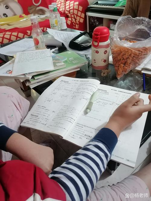 小学家长和孩子趴在餐桌边一起改数学试卷的日常场景
