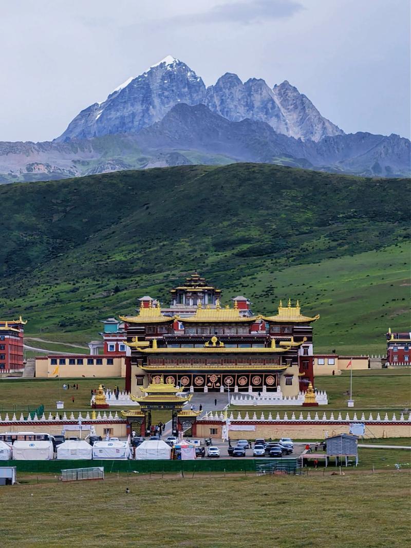 塔公草原木雅大寺雅拉雪山同框