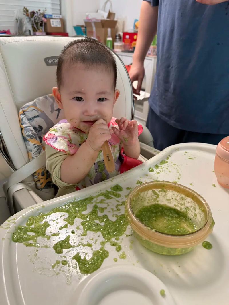 宝宝自己用手抓着吃弄得满脸食物