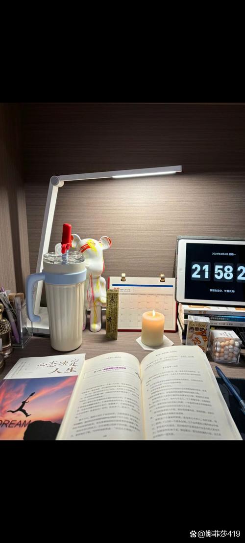 学生在咖啡馆专注编程,桌上放着天使投资相关书籍