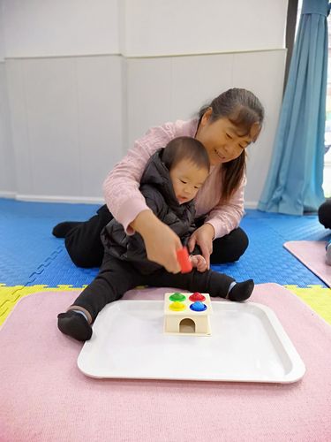 1岁宝宝和妈妈面对面玩躲猫猫语言互动实拍