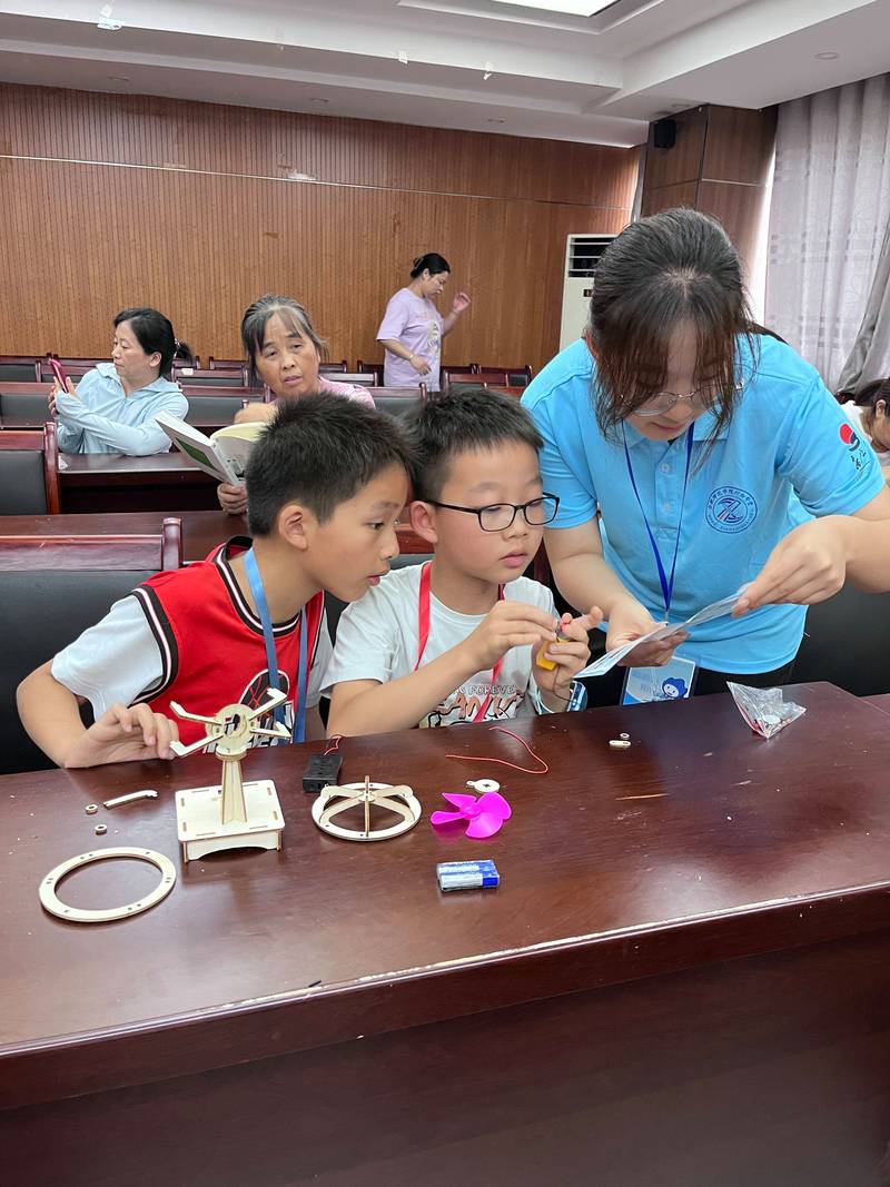 工厂育儿互助社儿童手工科技活动现场照片