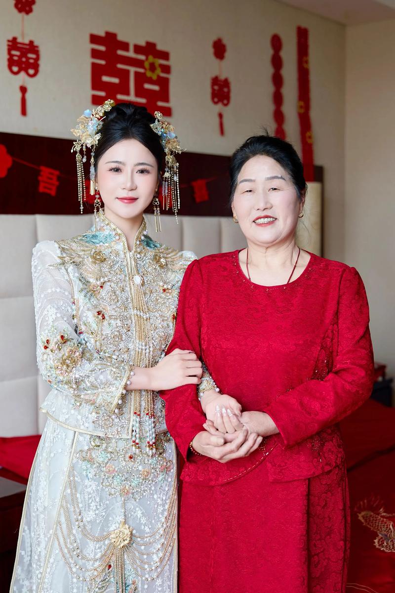 婚礼母子共舞母亲低头微笑