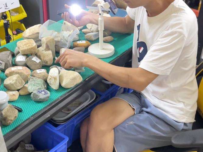翡翠原石直播切石现场