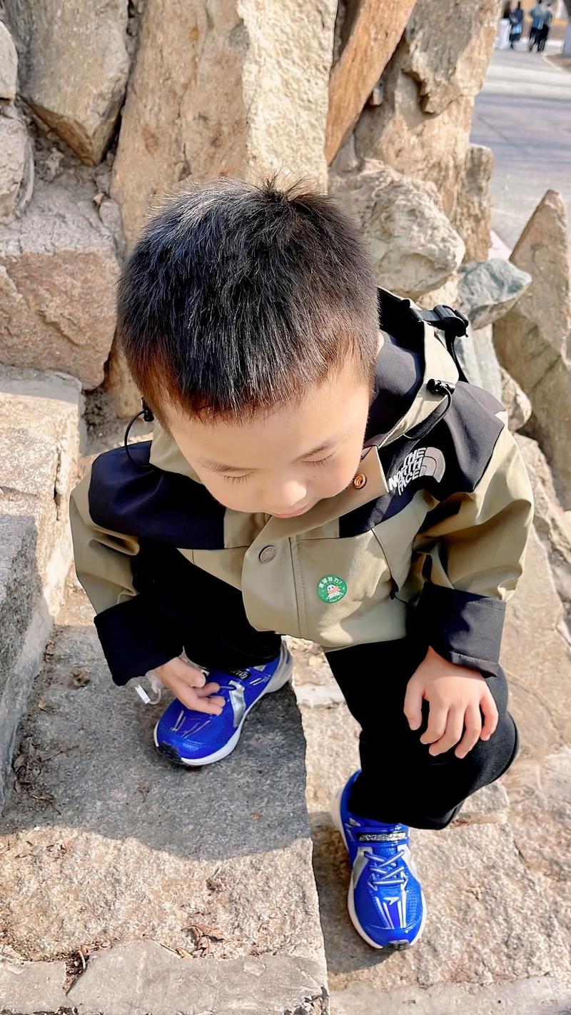 父子一起趴地上观察蚂蚁专注神情