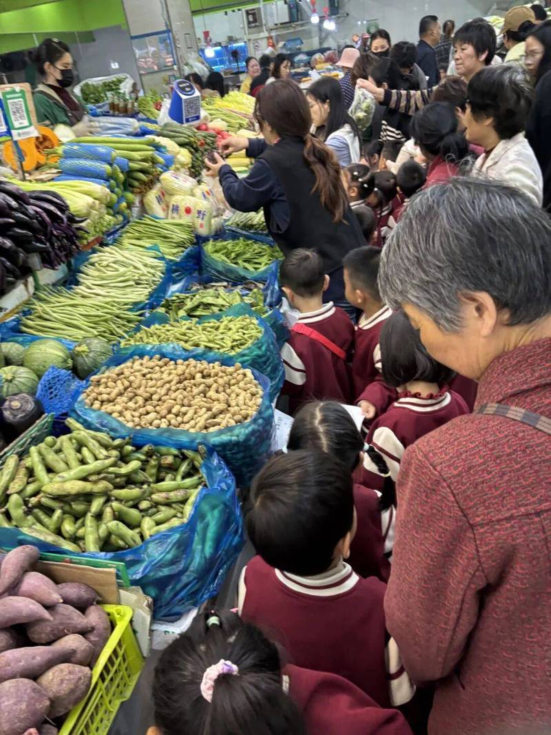 小学生陪家长在菜市场买菜真实场景