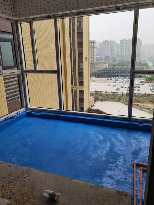 家装厨房阳台地面防水涂刷现场图