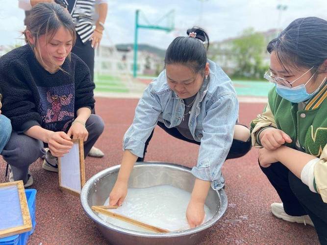 手工造纸塑料盆手动打浆现场