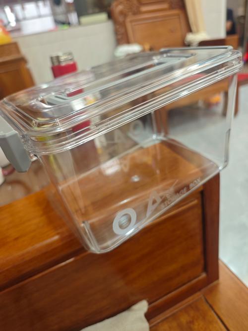 粘在家用木质鞋柜背面的塑料药盒实拍