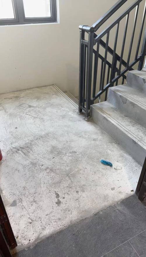 老小区楼道被薄保护磨破露出水泥地的实拍图