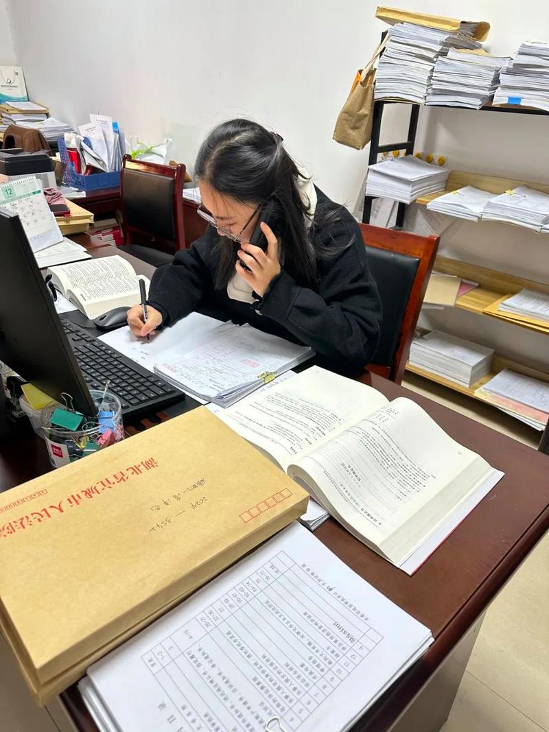 律师在办公桌上签署律师函特写