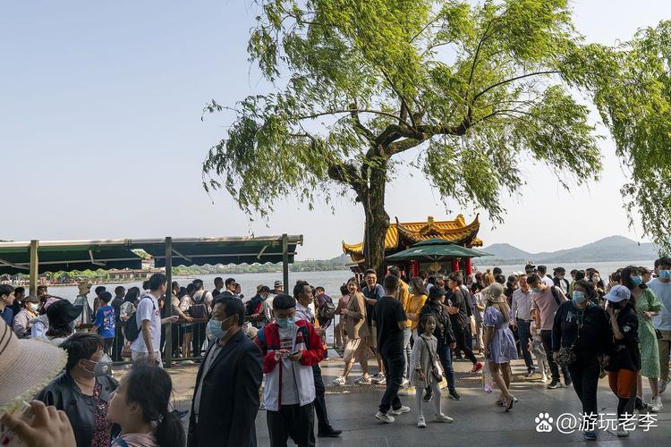 景区游船码头人头攒动