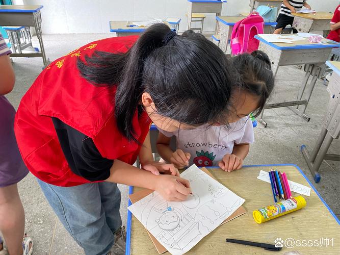 志愿者在灾后儿童活动中心陪孩子画画