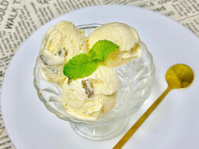 夏天小区门口小孩子分吃半根融化的香草冰淇淋