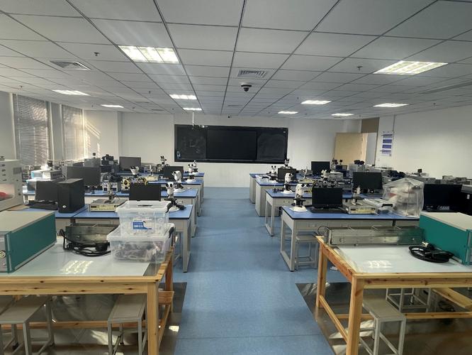 大学实验室科研助理日常工作场景多台显示器